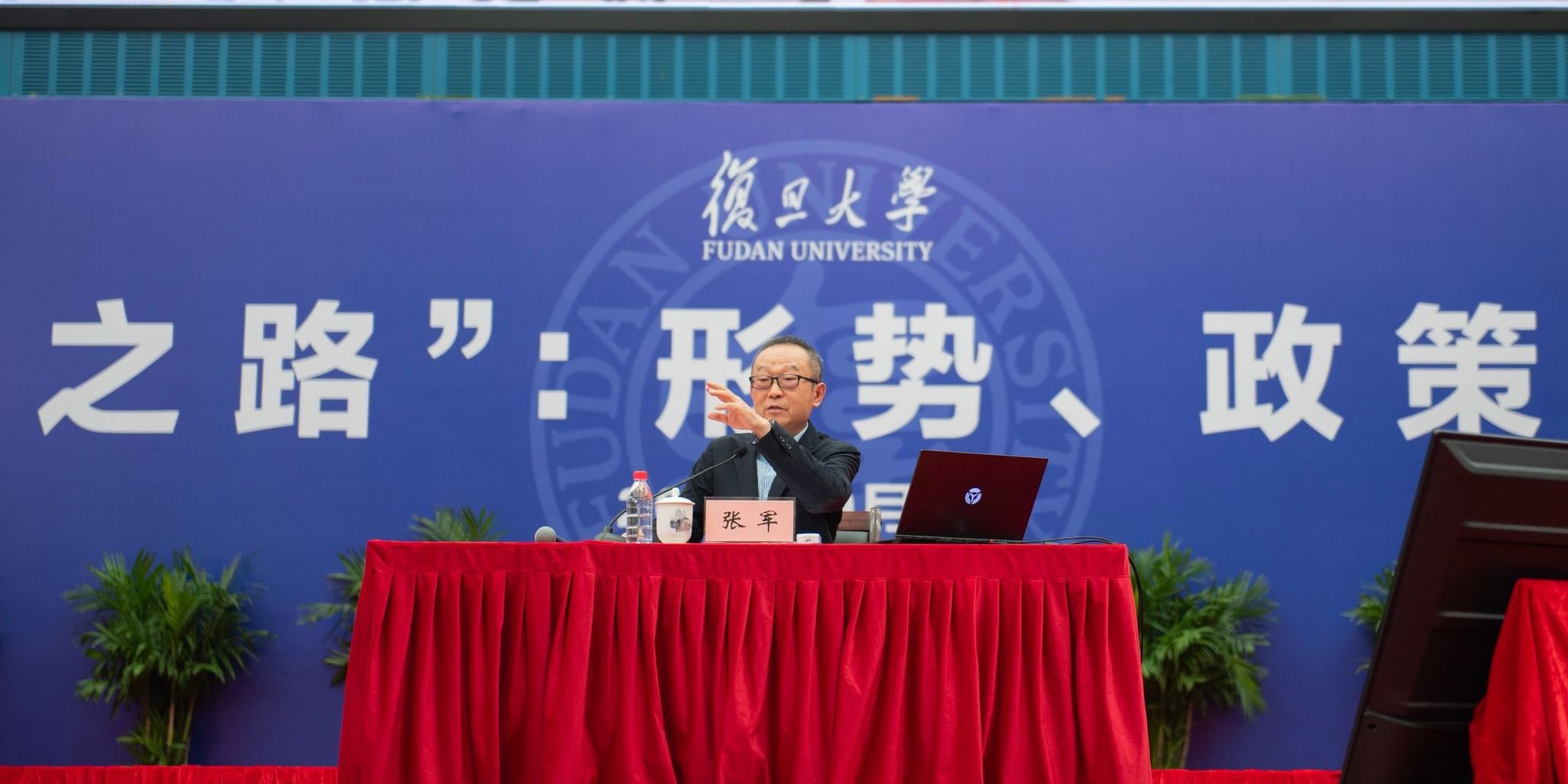复旦何以在我心中？ag娱乐官网
院长张军在正大体育馆开讲
